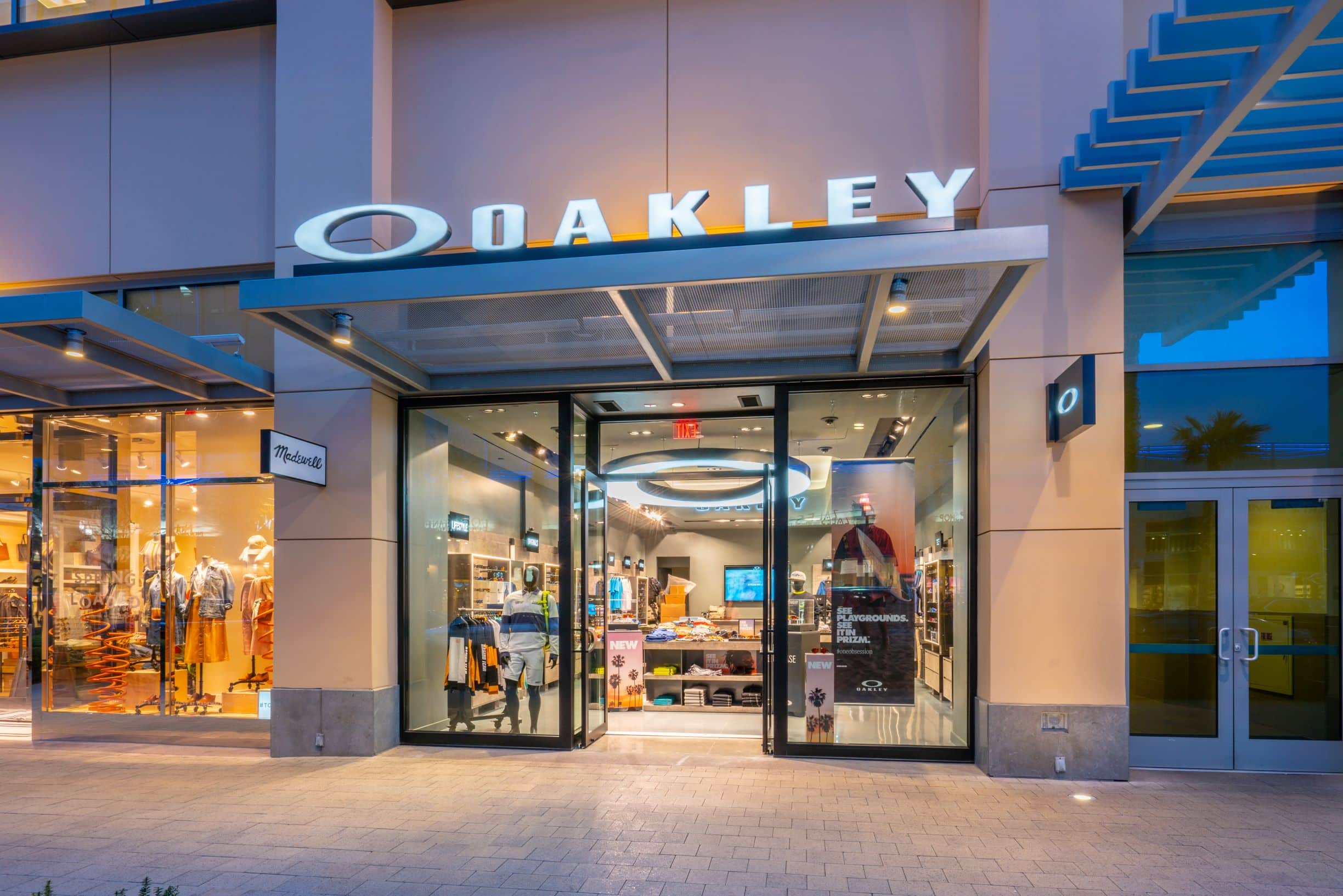 Oakley store in the Mall of America, Bloomington, Minneapolis, Minnesota,  USA Stock Photo - Alamy