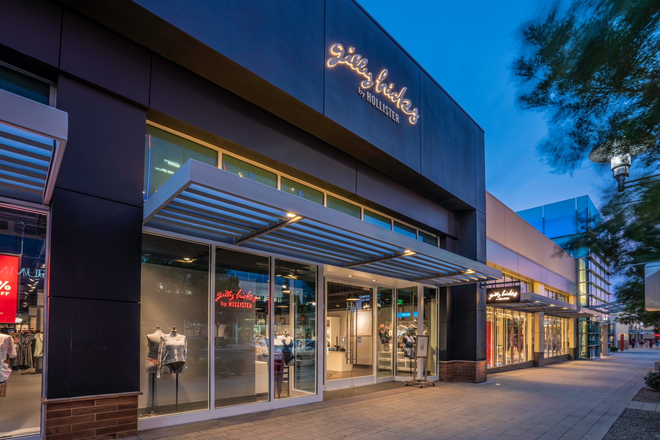 https://summerlin.com/wp-content/uploads/2020/06/Giilly-Hicks-Storefront-scaled.jpg