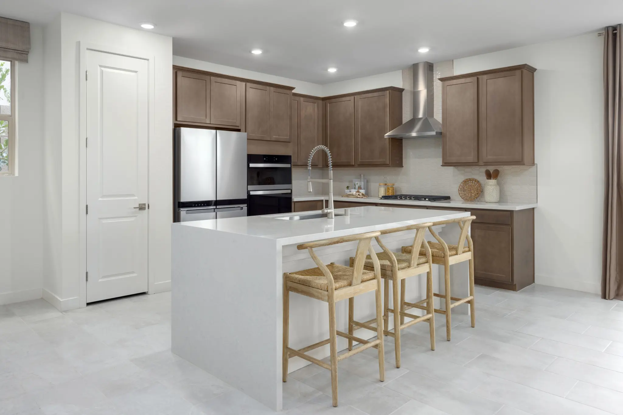 KBLV_LandingsAtAltonAtSummerlin_Plan2175-Kitchen_0738a-11×8-1-2048×1365