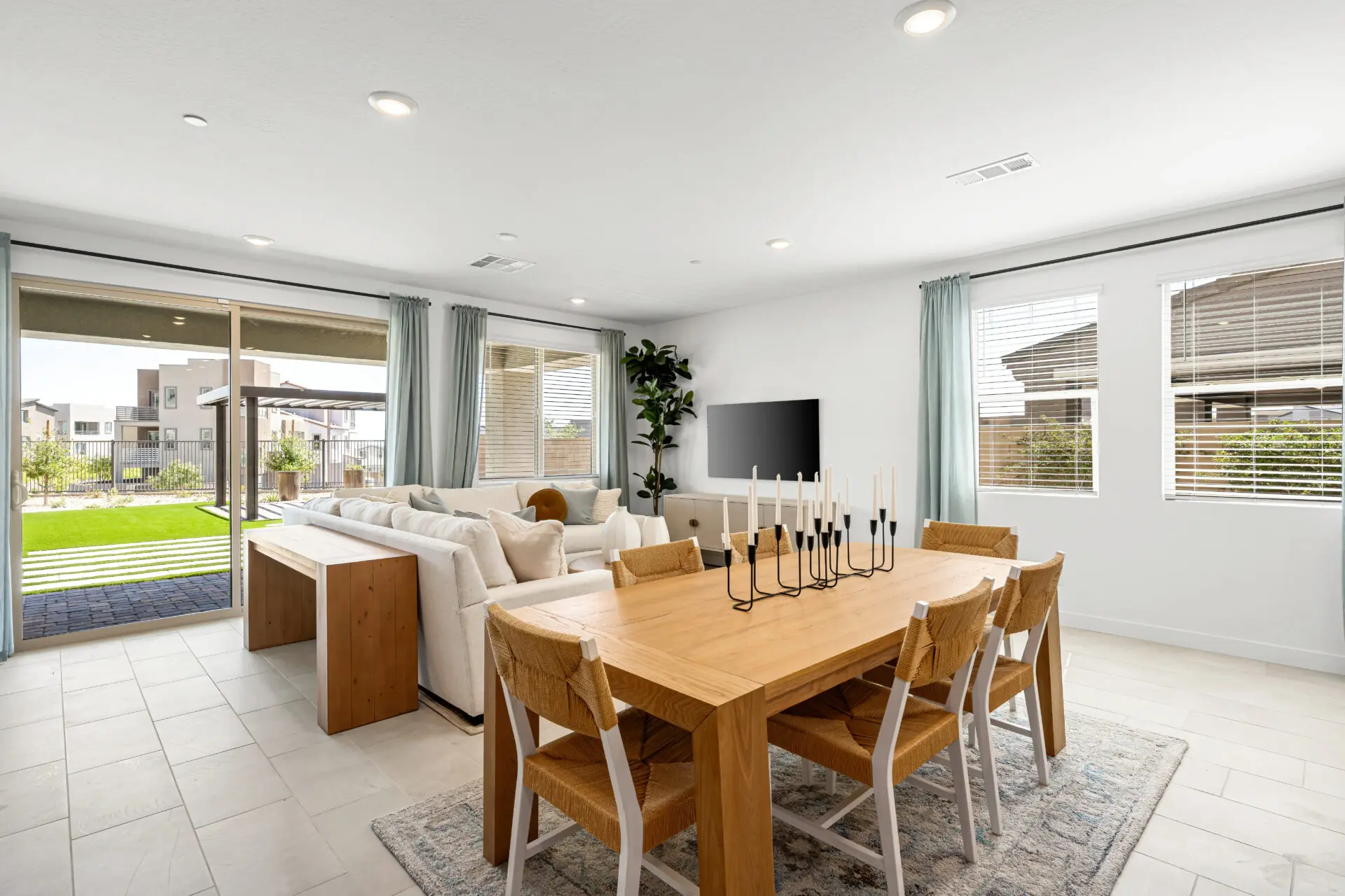 NEV_Mockingbird_Summerlin_Pic_Peter_Dining_1of2_F1