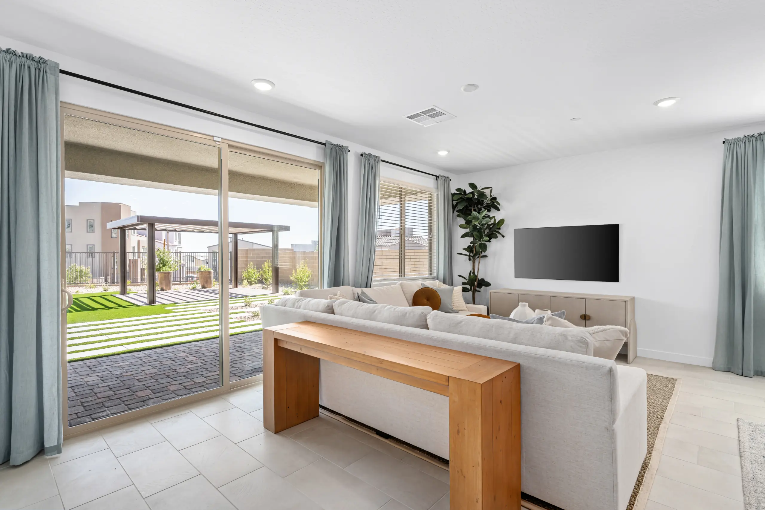 NEV_Mockingbird_Summerlin_Pic_Peter_Living_1of2_F1