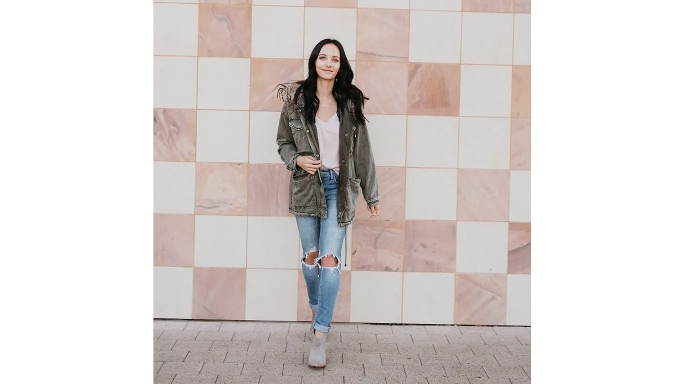 Blogger in front of wall at Downtown Summerlin